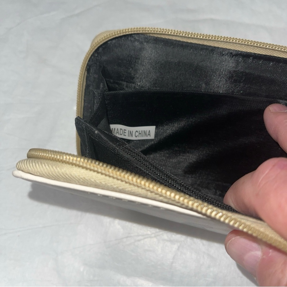 Feather Print Ladies Wallet. Small And Easy To Carry But Holds Everything Needed - Picture 4 of 6